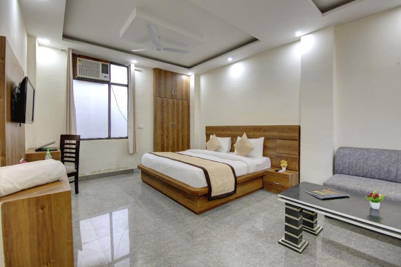 Hotel Premier Noida 135 ภายนอก รูปภาพ