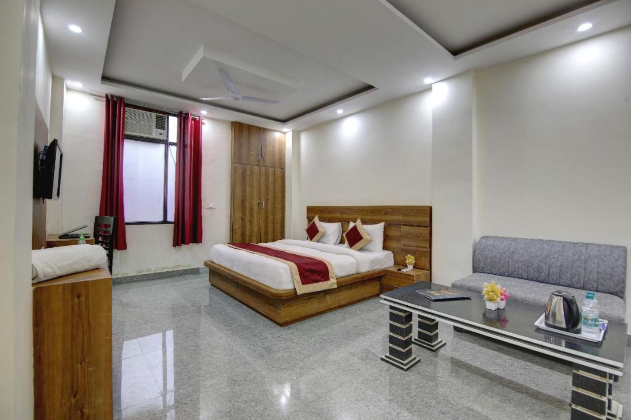 Hotel Premier Noida 135 ภายนอก รูปภาพ