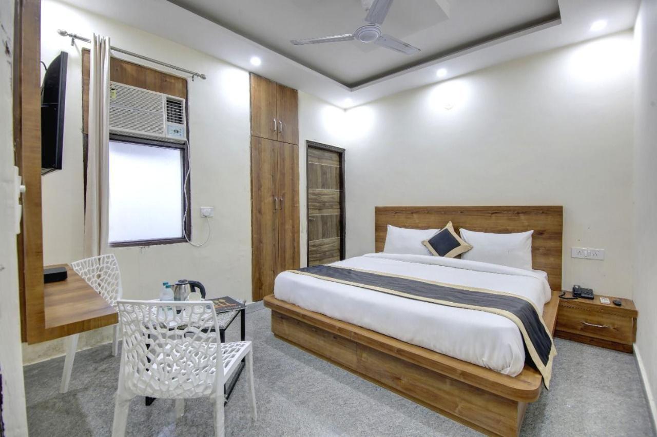 Hotel Premier Noida 135 ภายนอก รูปภาพ